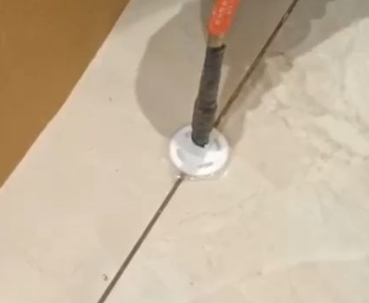 定州瓷砖空鼓维修公司专业解答瓷砖在铺贴过程中，如果没有涂抹均匀到位的粘结材料（如水泥砂浆或瓷砖胶），可能会导致以下问题