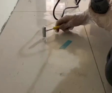 定州瓷砖开裂维修公司专业分享瓷砖在铺贴前如果没有沥干水分，将会导致以下问题